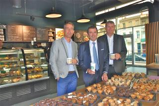 Au centre Christophe Borgnis encadré par les  deux associés franchisés bordelais Denis Jardin ( à...