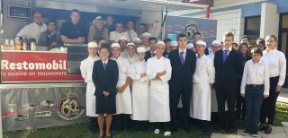 Les élèves et les professeurs devant le food truck.