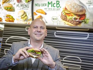 Pour Holger Beeck, responsable de l'enseigne en Allemagne, le lancement d'un burger au boeuf bio...