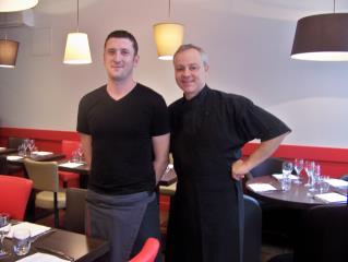 Le responsable de salle Damien Combe (à gauche) et le chef Eric Hubert  proposent une cuisine de...