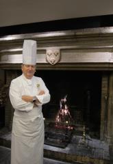 Le chef André Pachon, devant la cheminée emblématique de son restaurant de Tokyo