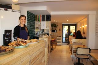 Léa Nitaro derrière le comptoir de son self-service.