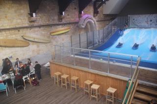 Au Wave Surf Café, les clients mangent parfois debout pour admirer les surfeurs !