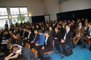 Les jeunes, à l'écoute lors des conférences.