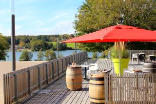 Ari compte 100 couverts et une terrasse de 250 places, face aux bords de l'Erdre.