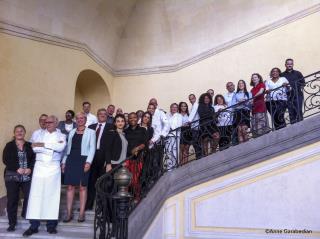 Auprès d'Alain Ducasse et du Préfet M. Yves Rousset, chaque chef pose avec la candidate qu'il va...