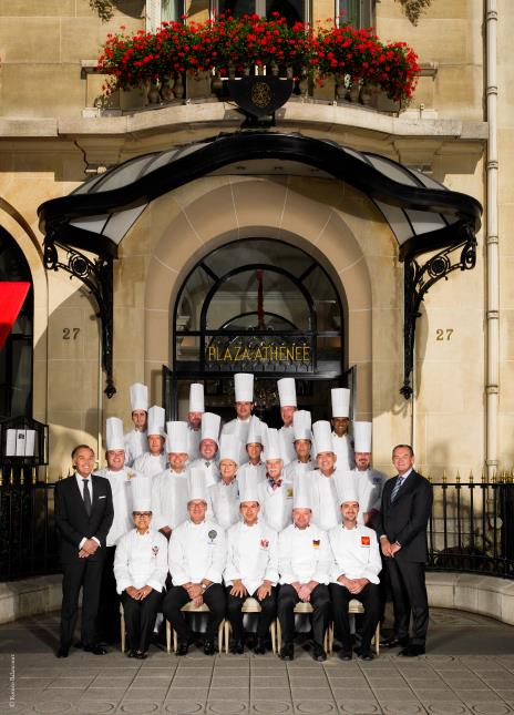Les 20 chefs cuisiniers des chefs d'états devant l'hôtel Plaza Athénée, en présence de Gilles Bragard, fondateur et secrétaire général du Club des Chefs des Chefs (à gche), et François Delahaye, directeur général du Plaza Athénée (à dte).