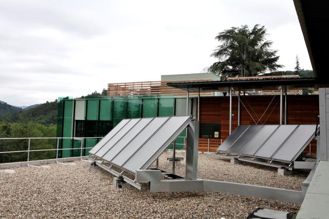 La fourniture d'eau chaude est assurée par des panneaux photovoltaïques installés sur le toit.