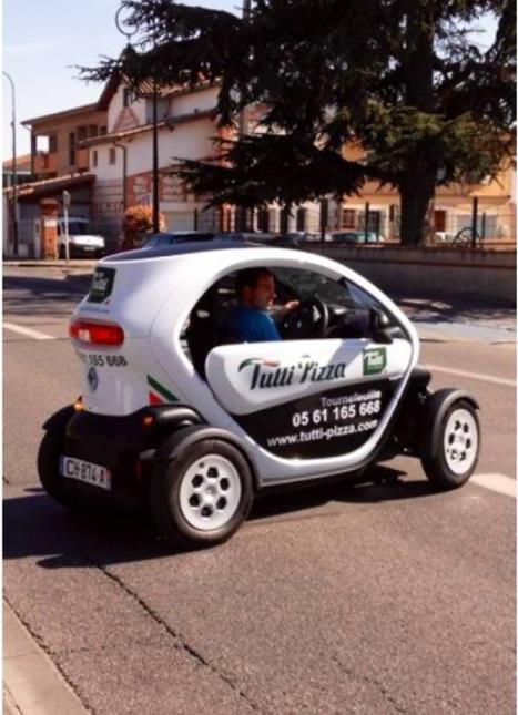 Citadine, la voiture Twizy de Tutti Pizza est écologique et économique.