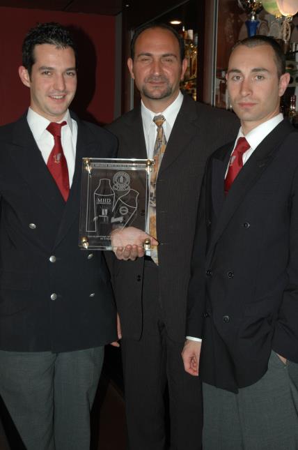 Henri di Nola, Grégory Luce (à gauche) et Yann Garnoix, élèves en mention complémentaire barman,  Shaker des Ecoles hôtelières (par équipe) 2007 à Dinard.
