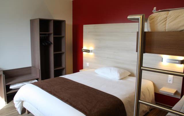 A chaque étage son code couleur, vert, orange, rose, jaune or que l'on retrouve côté moquette dans le couloir et côté mur tête de lit dans les chambres. Mobilier sur mesure FT+ (Clermont-Ferrand).