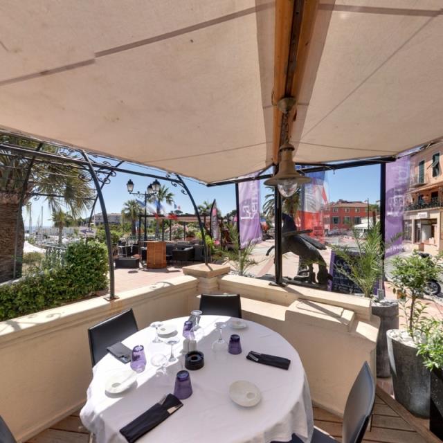 Le restaurant bénéficie d'un emplacement de rêve en surplomb du port.