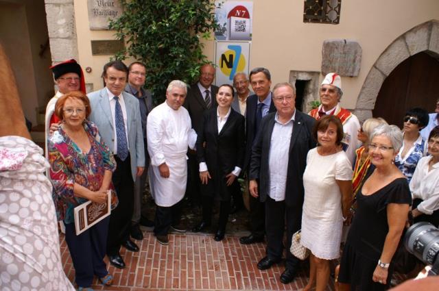 Bruno et Marion Cirine et les personnalités devant la plaque 'Nationale 7'