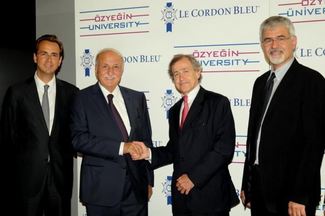 De gauche à droite Murat Özyeğin, Hüsnü M. Özyeğin, Président du Conseil d'Administration de l' Université Özyeğin, André Cointreau, Président Le Cordon Bleu International et Erhan Erkut, Recteur de l' Université Özyeğin.