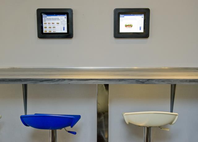 Les Ipad sur le mur accompagnent les mange-debout