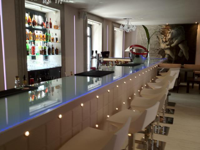 Le bar-lounge en étage