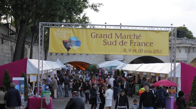 Le 'marché Sud de France' sur les quais à Paris (Quai des grands Augustins Paris 6ème)