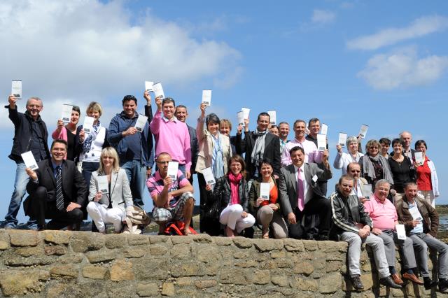 Les membres 'restaurateurs Pointe de Bretagne' présentant le guide 2012, sur le quai proche du restaurant Le Talabardon à Roscoff (29)