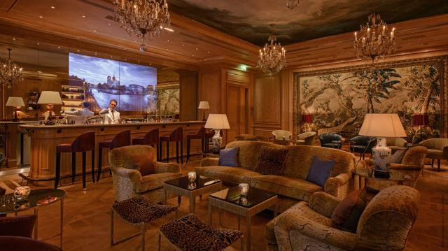 Le  bar du Bristol vient compléter l'offre du célèbre hôtel de la rue du Faubourg Saint Honoré, à Paris.