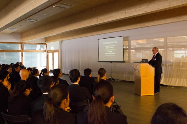 Simon Graveling partage son expérience avec les étudiants de l'école des Roches.