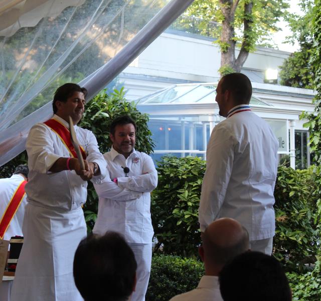 Jean-Pierre Biffi, prêt à introniser Guillaume Gomez, sous le regard du parrain du chapitre de l'été, Michel Troisgros.