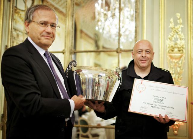 Thierry Marx (à droite) reçoit son prix.