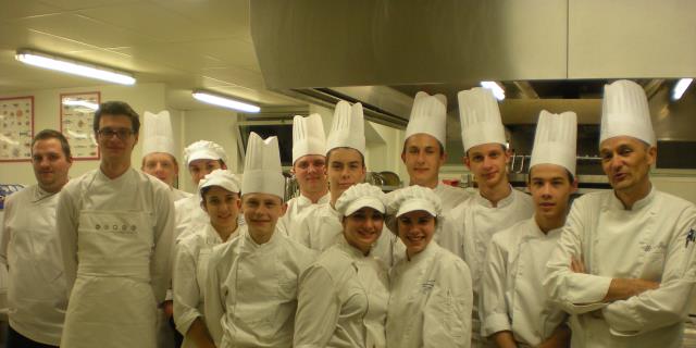 Soirée Anne Sophie Pic préparée par les élèves encadrés par, à droite, Pascal Rigault et à gauche, Julien Rondepierre, professeurs de cuisine