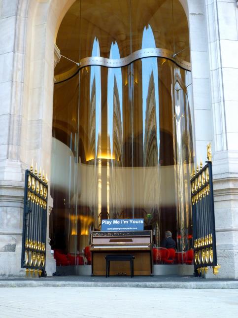 Le piano est mis à la disposition du public dans le cadre de l'opération 'Play Me I'm yours'.
