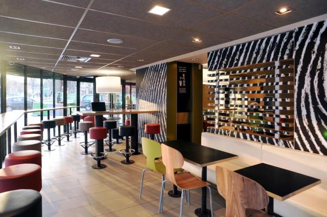 Nouvel intérieur des restaurants McDonald's France au design plus épuré et moderne, réalisé par Patrick Norguet.