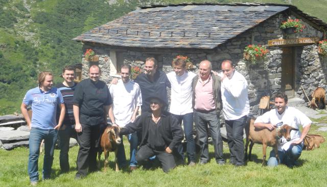 Légende : Nicolas Sale - Alain Bacon -Raphael Vionnet, Mickael Arnoult, Yoann Conte,au milieu accroupi Marc Veyrat, Jean Sulpice, René Meilleur, Stephane Buron, Julien Machet et la chèvre de pépé Nicolas.