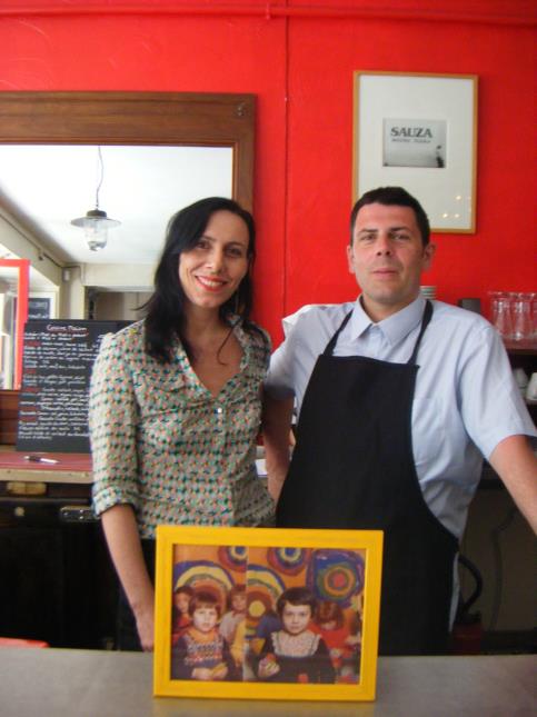 La photo des deux associés à l'école maternelle trône en bonne place dans ce convivial bistrot de quartier.