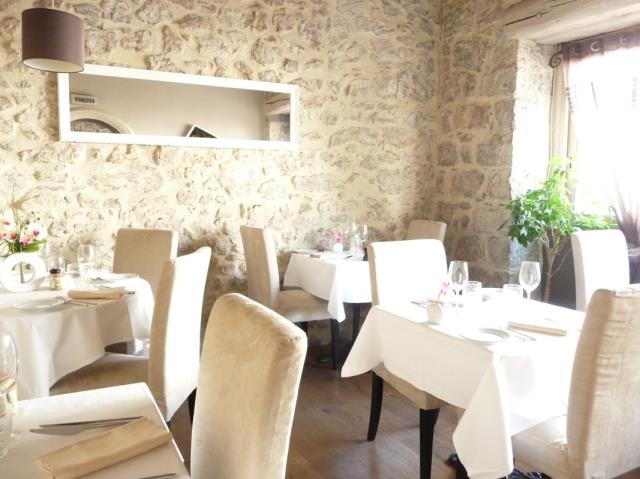 La pierre se conjugue avec l'élégance dans les 2 petites salles de ce ce restaurant de 28 couverts.