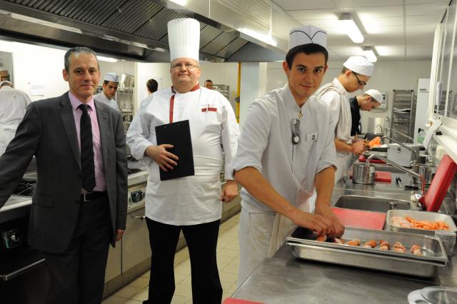 Cyrille Fradin et compagnie du chef Fréderic Ferellec du lycée Fénelon de Brest (29), lors de l'exament du bac pro de cuisine