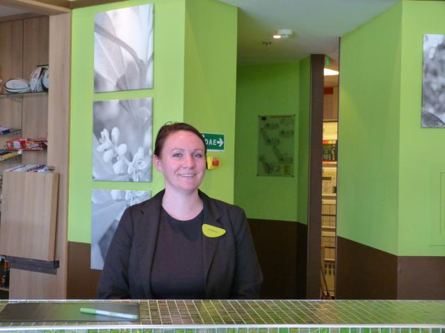 Le sourire de Guillemette Margotin, réceptionniste hôtel Courtyard By Marriott Toulouse.