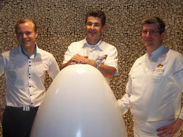 Philippe Gauvreau, entouré du gérant de salle, Michaël Denis, et du chef Philippe De Flue, devant l'oeuf emblématique de la brasserie