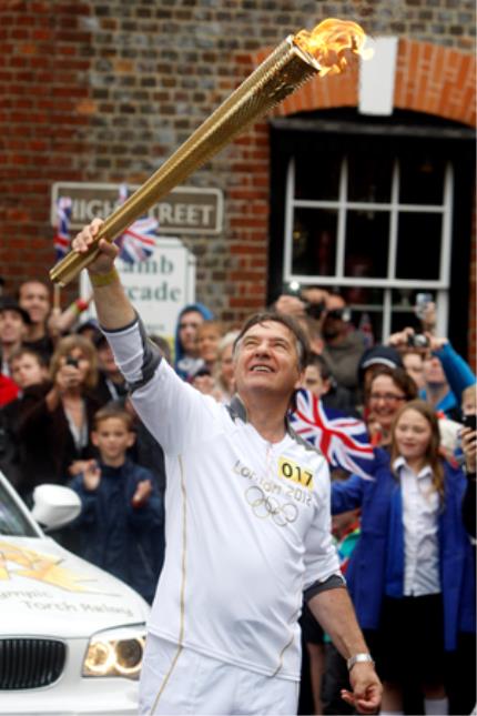 Raymond Blanc et la Flamme Olympique.