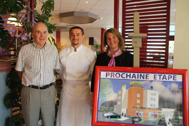 De gauche à droite Pierre Wendling, propriétaire, Michel Roy, chef de l'Arbre bleu et Myriam Veyrat directrice de l'établissement. Devant eux, l'hôtel tel qu'il devrait l'être en 2013