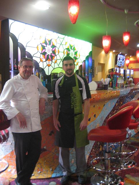 Jean Plouzennec et Wesley Durand devant bar du casino Joa le Boulou