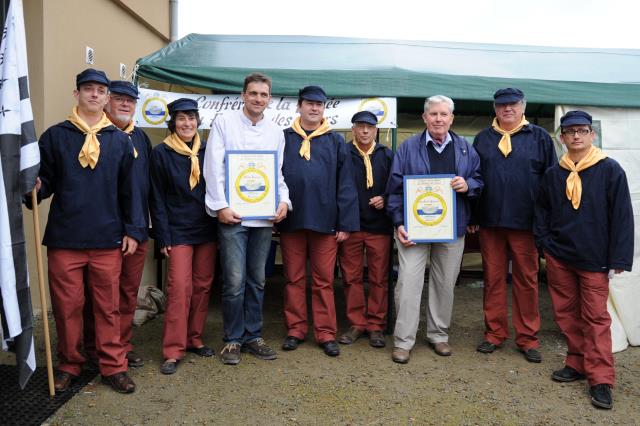 Une conférie composée : du «grand chancelier», Jean-Luc Robin, du «grand chambellan» Thierry Clech, assisté d'Olivier Helibert, du «grand argentier» Philippe Martin, assisté d'Odile Troadec, et des consuls.