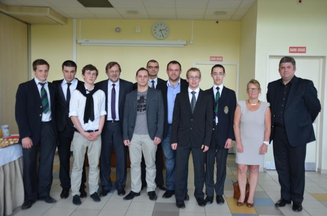 Une partie des jeunes du lycée qui ont en 2011/2012 participé à une finale d'un concours national. Avec eux sur la photo Henri Chweudura, Jean-Michel Felix, Madeleine Deramecourt, adjointe au maire et Thierry Grégoire.