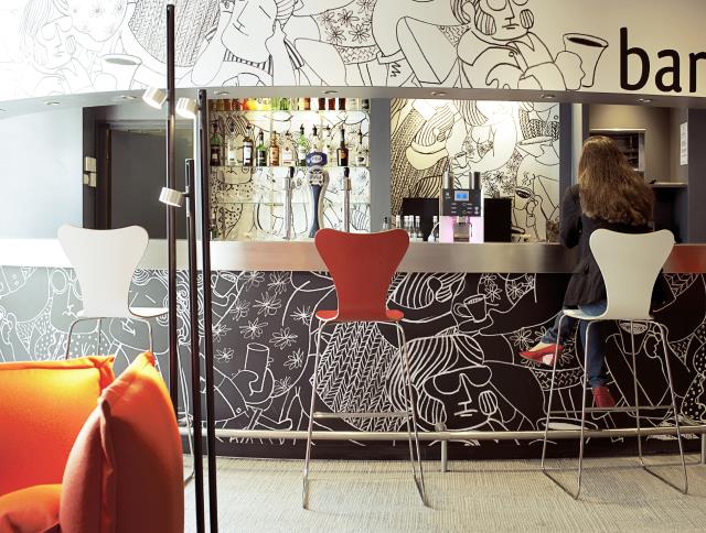 Avec 933 hôtels (ici, le bar d'ibis nouvelle génération), 'nous voulons être dans le haut de gamme des marques économiques', explique Grégoire Champetier, directeur général du marketing d'Accor.