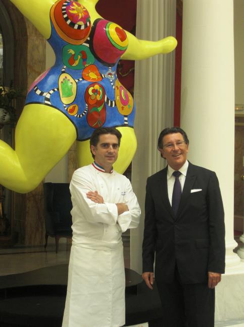 Pierre Bord, directeur général, et Jean-Denis Rieubland, chef des cuisines, dans le Salon Royal, devant une oeuvre de Niki de Saint-Phalle