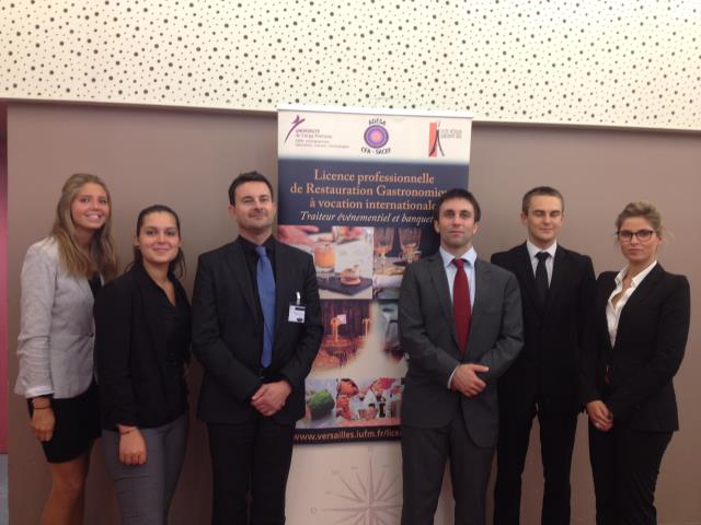 M. Le Tacon, responsable de la licence professionnelle de restauration gastronomique à vocation internationale, M. Marcilhac, responsable des séminaires, entourés de quatre étudiants en charge de l'organisation des séminaires.