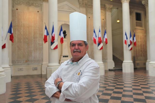 Le cuisinier Christian Etienne est présent tous les matins en mairie d'Avignon.