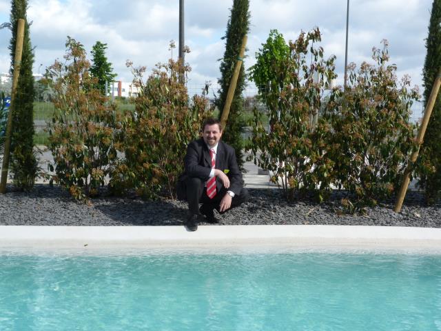 Mario Cerutti, directeur de l'hôtel Courtyard by Marriott Toulouse devant sa nouvelle piscine