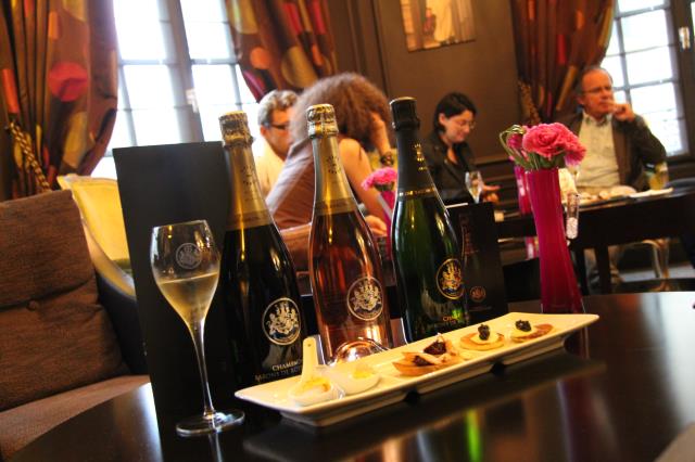présentation des trois cuvées, blanc de blanc, rosé, brut,  lors d'une soirée dédiée au 'Champs Elysées Plaza'