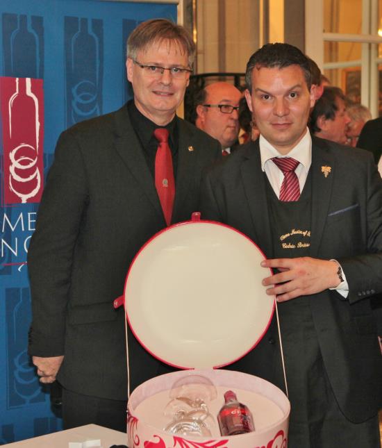 Guy Musart a remis le prix du cocktail à Cédric Brisson.
