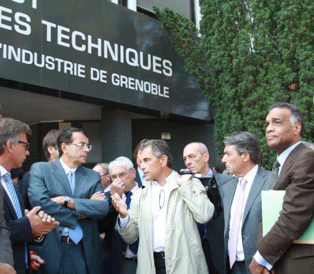 L'architecte Claude Chautant (au centre) explique sa conception du nouveau bâtiment d'application, à Jean-Jack Queyranne, président de la région (à sa droite), et à sa gauche, Michel Destot (maire de Grenoble), Richard Samuel (Préfet de l'Isère). Une prés