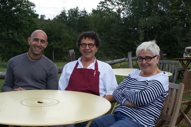 Robert Abraham (au centre) avec Liliane Abraham, son épouse, impliquée dans la gestion de Montaswin, et David descoins, le propriétaire des lieux