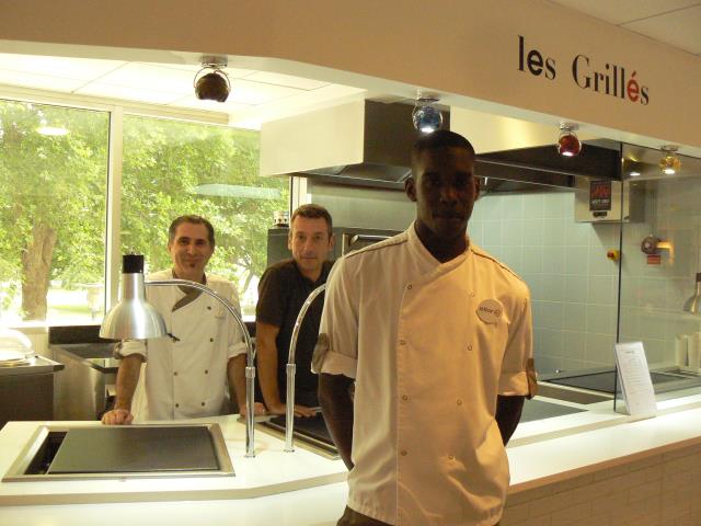 Gérald Valentin, le chef de cuisine, et Dominique Thekal, directeur du restaurant d'entreprise Elior, rue de Bercy à Paris (XIIe)   sont satisfaits du parcours de Sony Padoly